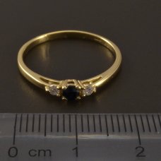 Goldring mit naturlichem Saphir und Diamanten