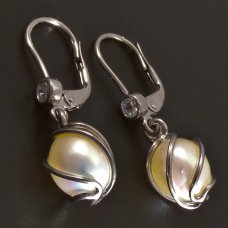 Ohrringe aus Weißgold mit einer weißen Perle