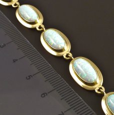 Goldarmband mit Opalen