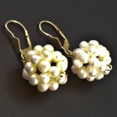 goldene Ohrringe mit Perlen