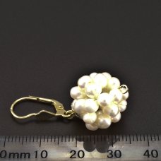 goldene Ohrringe mit Perlen