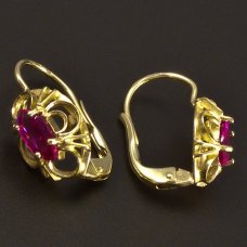 Gold-Ohrringe mit rotem Rubin