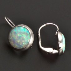 Silberohrringe mit einem weißen Opal
