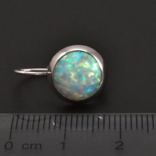 Silberohrringe mit einem weißen Opal