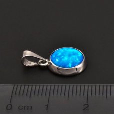 Silberanhänger mit einem blauen Opal