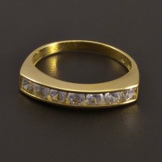 Ring aus Gelbgold mit Zirkonen in einer Reihe