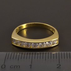 Ring aus Gelbgold mit Zirkonen in einer Reihe