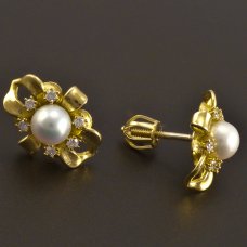 Weißgoldene Ohrringe mit Perle und Diamanten