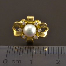 Weißgoldene Ohrringe mit Perle und Diamanten
