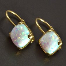 Opal in goldene Ohrringen