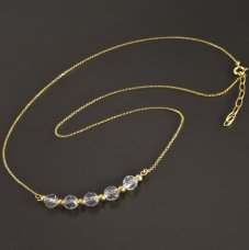 Goldene Halskette mit Kristall