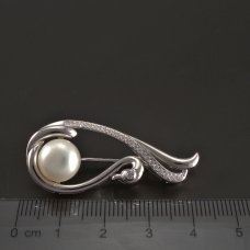 Silberbrosche mit Perle