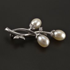 Silberbrosche mit Perlen
