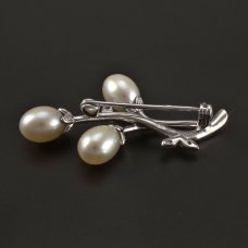 Silberbrosche mit Perlen