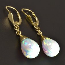 Gold-Ohrhänger mit weißen Opalen