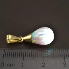 Gold-Anhänger mit weißem opal