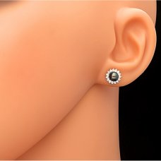 Weißgoldene Ohrrstecker mit schwarze Perle
