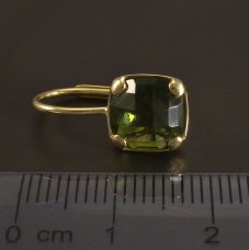 Moldavite in Goldenen Ohrringen