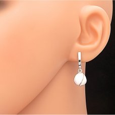 Weißgoldene Ohrringe mit weißer Opal